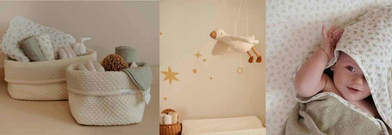 inretning til puslepladsen hos Nordic Simply her ses lyse puslekurve, mobile med flyvende gås og grønt håndlæde med hætte til baby.