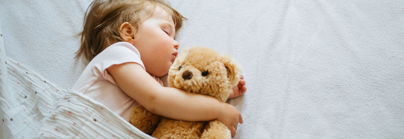 barn sover med sovedyr, se gode sovedyr til tryg puttetid hos danske Nordic Simply
