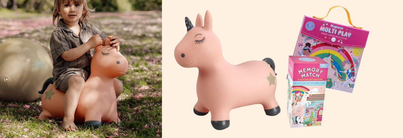 legetøj med enhjørning, her ses barn på rosa enhjørning hoppedyr samt vendespil og magnetisk multilegesæt med enhjørning-tema