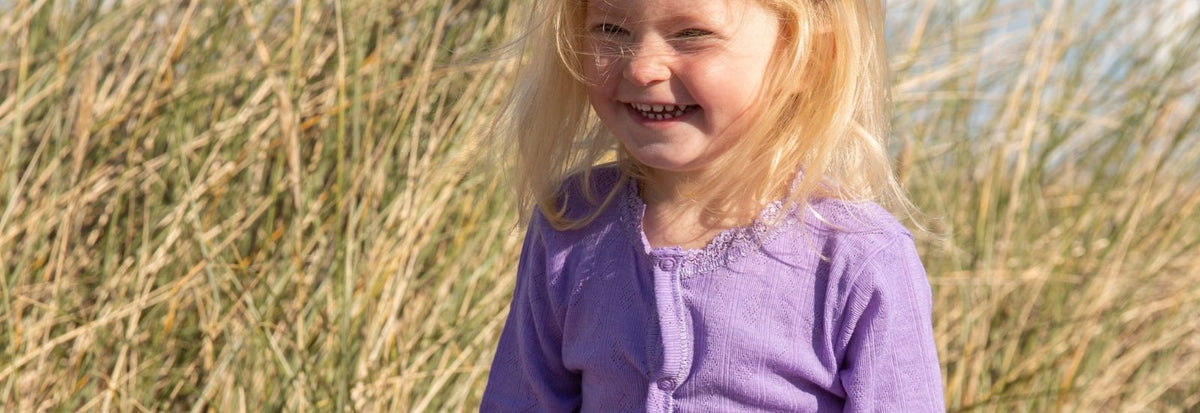 pige i lilla bluse set udendørs, find bluser og overdele til baby og barn hos Nordic Simply