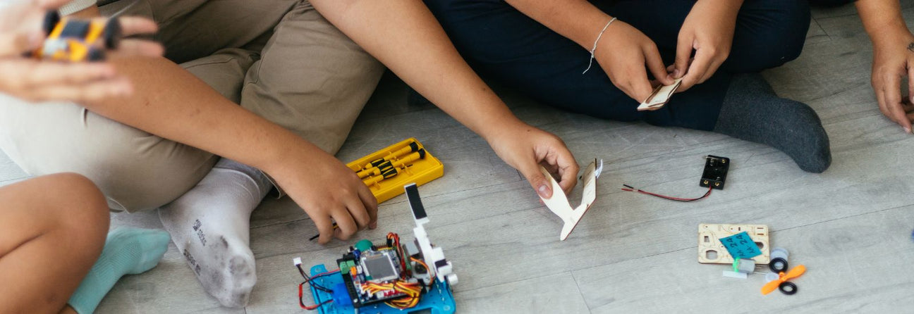 børn med science legetøj på gulv, find sciencelegetøj og STEM legetøj hos Nordic Simply