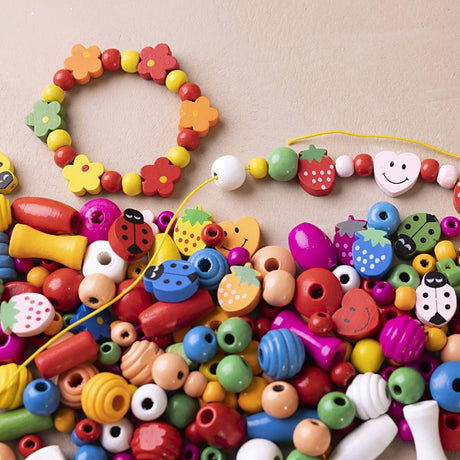 træperler i klare farver til kreativ leg til børn fra 3 år og op