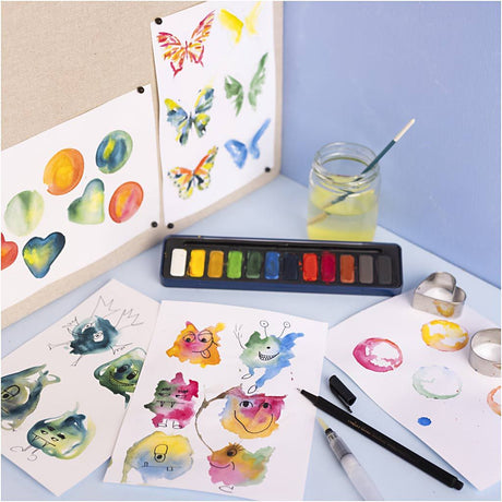maling, pensler og papir med motiver skabt med sæt med akvarelmaling og papir til at skabe egen kunst, krea fra 5 år og op