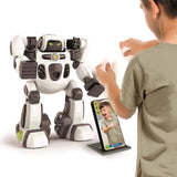 Airo - Din egen robot med AI interagerer med barn ved hjælp af bevægelser og teknologi.