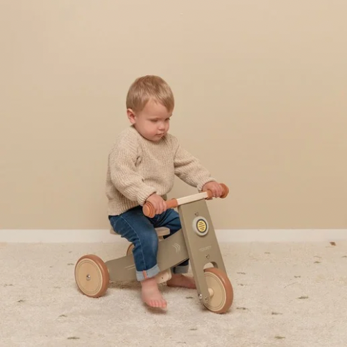 Barn nyder Oliven farvet balancecykel i træ fra Little Dutch, perfekt til udvikling af balance og koordination fra 18 måneder.