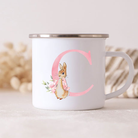 Hvid kop med stort C i rosa og sød kanin illustration. Personlig bogstavkop til baby, dåb og fødselsdag.