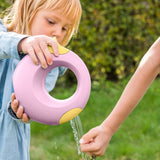 pige hælder med vandkande fra strandsæt i rosa og gul med tre dele, badebold, rive, skovl (raki) og vandkande, kommer i fint bomuldsnet. Godkendt fra +1 år.