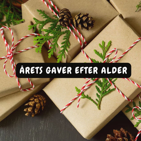 Julegaver pakket i brunt papir med rød-hvid snor, gran og grankogler som illustration til julegavefinder hos Nordic Simply. De bedste gaver til børn opdelt efter alder, så det er nemt at finde årets gaver der glæder netop din elskling