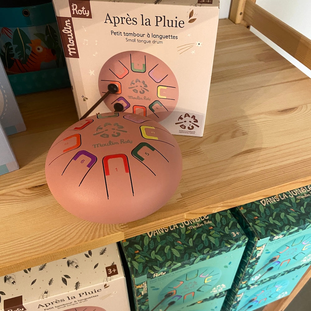 Rosa sansetromme fra Moulin Roty står på hylde i træ hos Nordic Simply