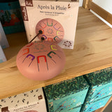 Rosa sansetromme fra Moulin Roty står på hylde i træ hos Nordic Simply