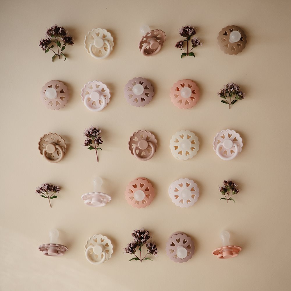 sutter i beige og rosa nuancer fra danske Frigg fairytale kollektion, æagt ud i rækker og set ovenfra, med små hjertehuller