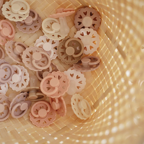 bunke af sutter i beige og rosa nuancer fra danske Frigg fairytale kollektion, med små hjertehuller
