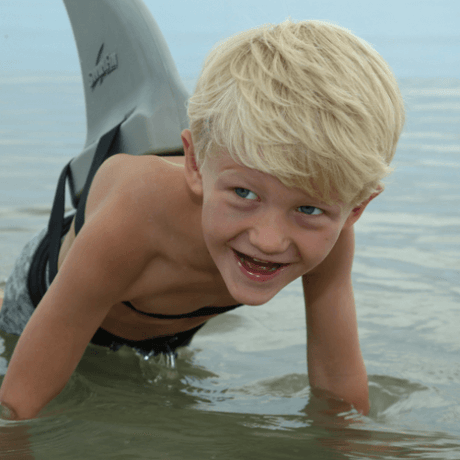 grå hajfinne til børn, der skal lære at svømme original swimfin hos nordicsimply 