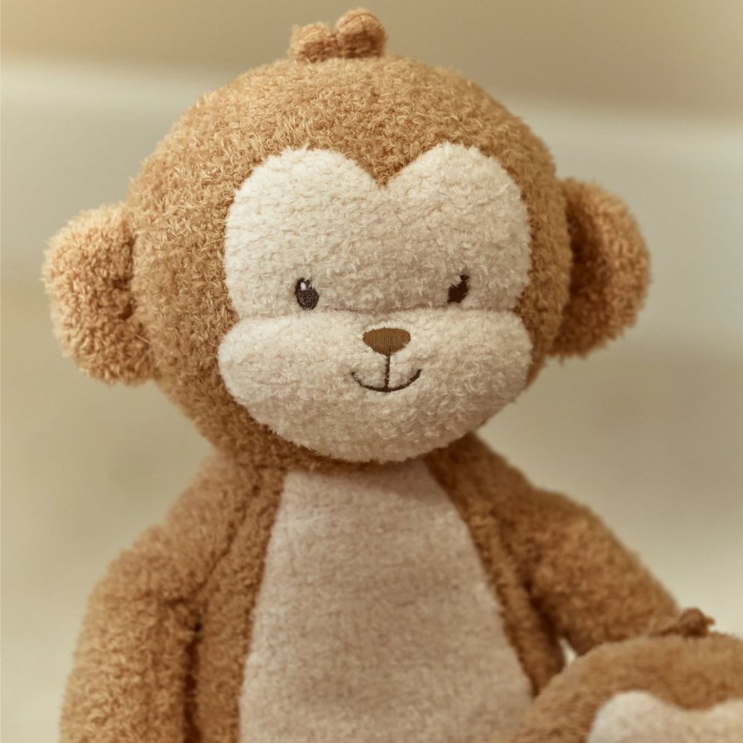 Stor brun abebamse XL set tæt på, ansigt smiler, blød krammebamse til børn fra Little Dutch