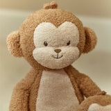 Stor brun abebamse XL set tæt på, ansigt smiler, blød krammebamse til børn fra Little Dutch