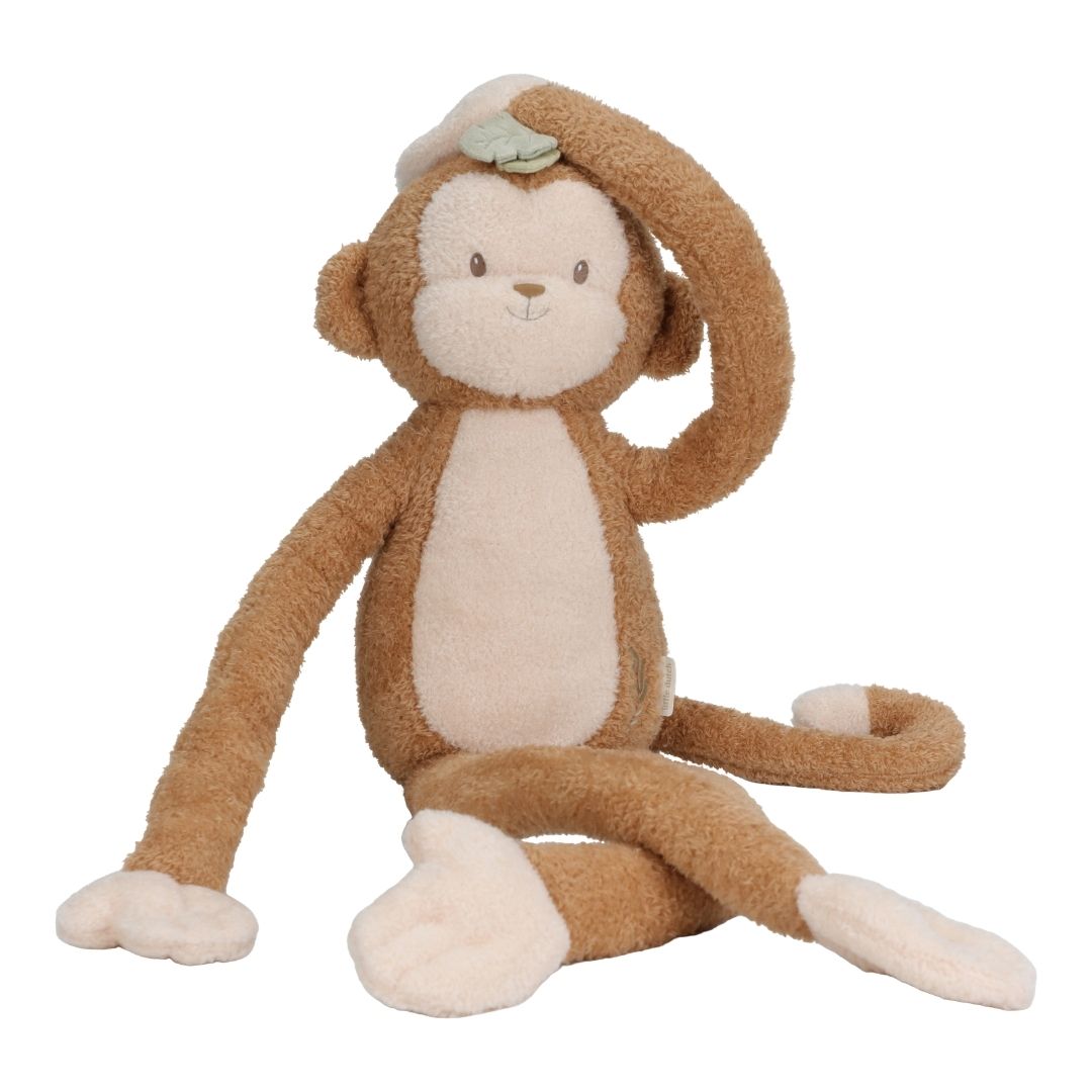 stor brun abe bamse XL med lange arme og lange ben, sidder på hvid baggrund, sød krammebamse til børn fra 0 mdr. Little Dutch Safari kollektion.