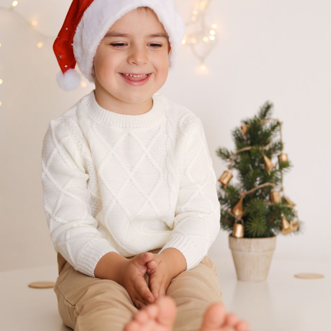 3-5 årig dreng med nissehue, overrask dit barn til jul med en skøn adventskalender fra Nordic Simply