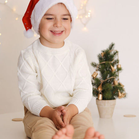 3-5 årig dreng med nissehue, overrask dit barn til jul med en skøn adventskalender fra Nordic Simply