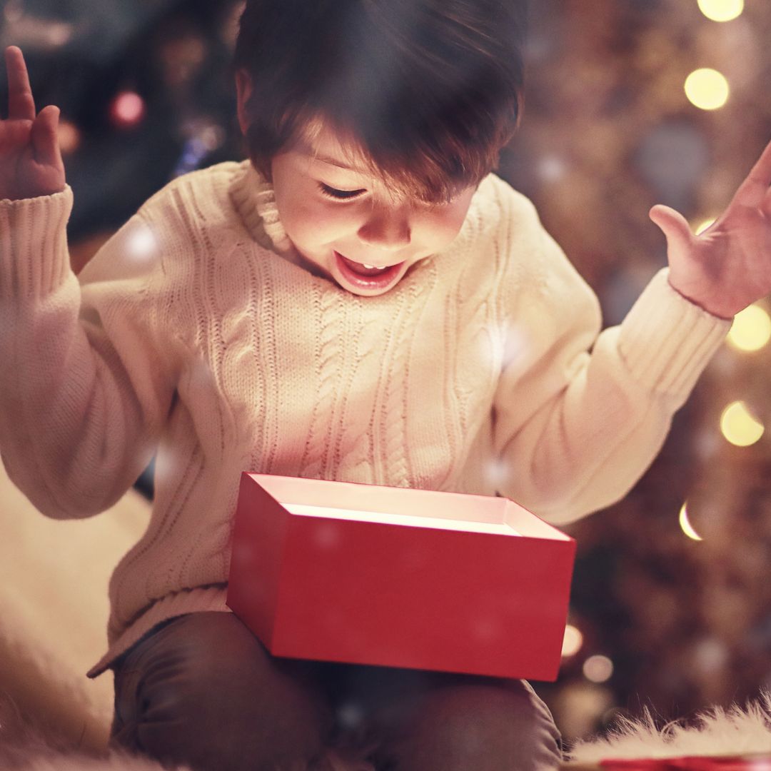 dreng på 6-9 år åbner gave til jul - som illustration til adventskalender til børn hos Nordic Simply