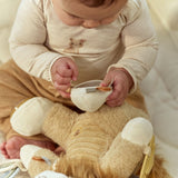 Baby undersøger spejl på løve aktivitetsbamse. En sød bamse med masser for baby at udforske fra nyfødt og op. Little Dutch. 