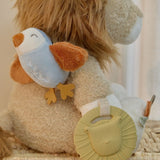 løve aktivitetsbamse set fra siden med lille lyseblå fugl og gul bidering. En sød bamse med masser for baby at udforske fra nyfødt og op. Little Dutch. 