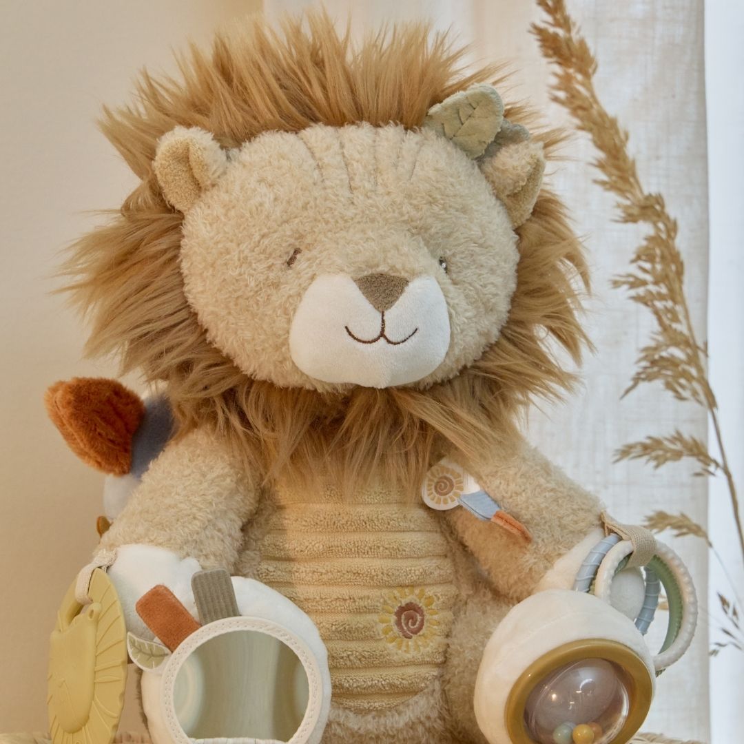 løve bamse med aktiviteter for baby, set siddende på værelse. En sød bamse med masser at udforske fra nyfødt og op. Little Dutch. 