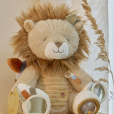 løve bamse med aktiviteter for baby, set siddende på værelse. En sød bamse med masser at udforske fra nyfødt og op. Little Dutch. 