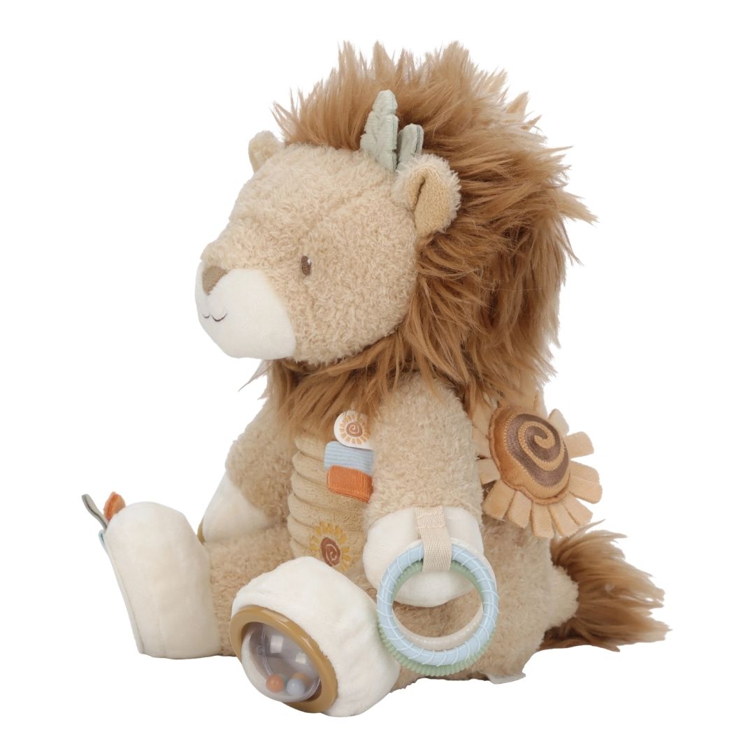 Løve aktivitetsbamse set fra siden på hvid baggrund. En sød bamse med masser at udforske fra nyfødt og op. Little Dutch. 