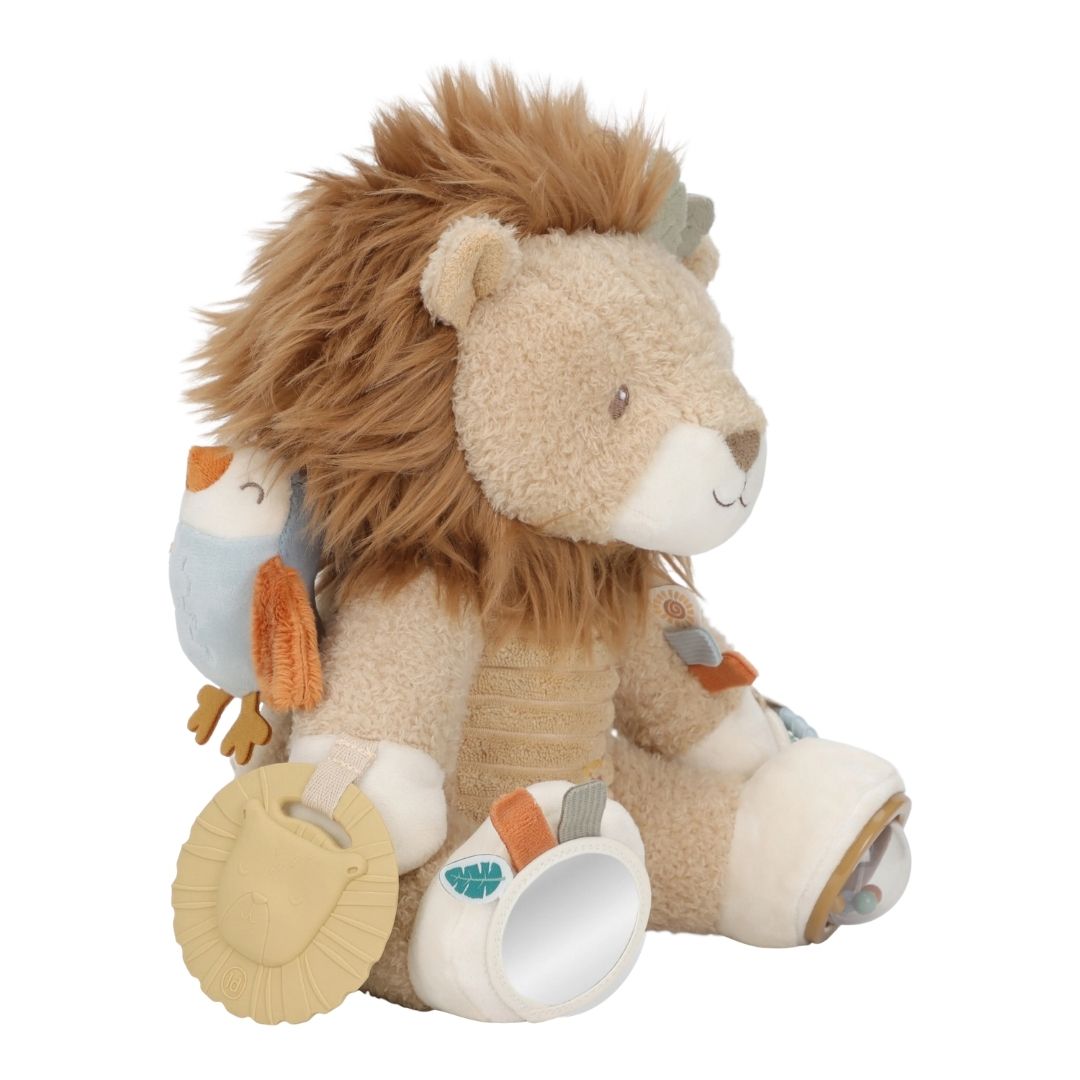 Løve bamse med sjove aktiviteter til baby, set fra siden, på hvid baggrund. En sød bamse med masser at udforske fra nyfødt og op. Little Dutch. 