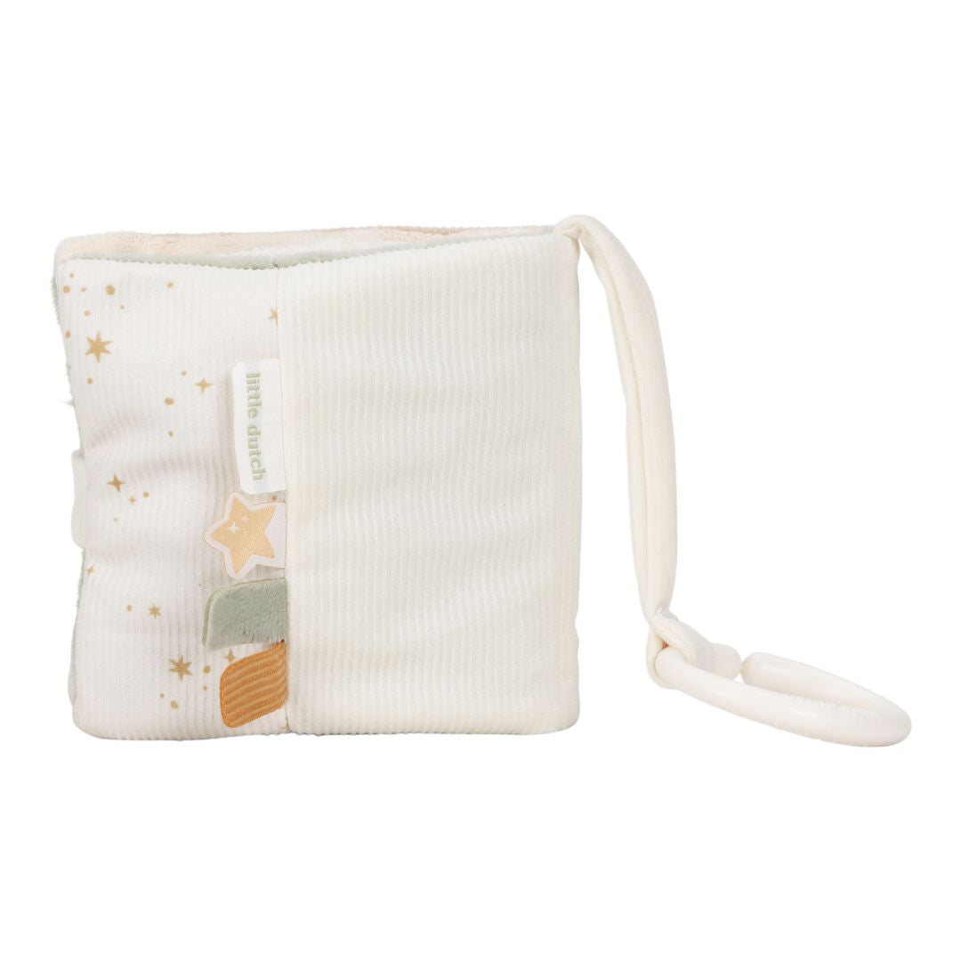 Hvid aktivitetsbog til baby set bagfra med fløjl og teksturer fra Little Dutch fås hos Nordic Simply