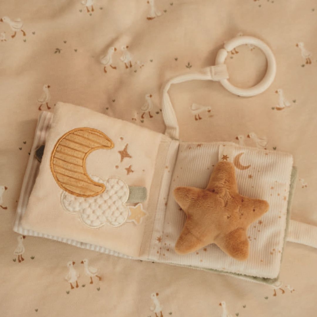 Blød beige aktivitetsbog fra Little Dutch med motiver af gås og kanin samt masser at opleve for baby, her set slået op på sider med måne og sky samt blød brun stjerne, fås hos Nordic Simply