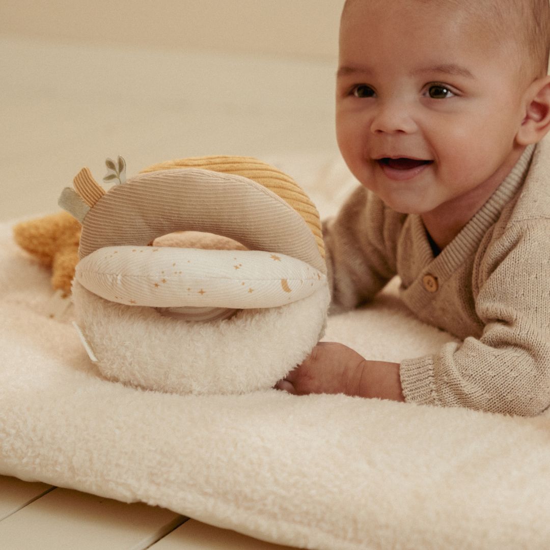 Aktivitetsbold til baby, blød bold i lyse farver til motorisk udvikling, perfekt til nysgerrige babyer.