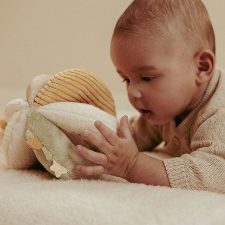 Baby undersøger aktivitetsbold i beige grøn til sanseleg og finmotorik