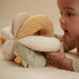 Babybold med aktiviteter i lyse farver  - Blød og farverig bold der stimulerer bays motoriske udvikling.