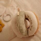 Aktivitetsbold til baby i veige og grøn - blød bold med forskellige teksturer og legende form til nysgerrige babyer.