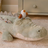 stor lysegrøn krokodille bamse med aktiviteter til baby, ligger på gulvtæppe  i værelse en aktivitetsbamse med masser at udforske fra nyfødt og op, Little Dutch Safari kollektion.