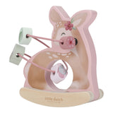 Aktivitetsdyr rosa: Et charmerende rosa rådyr i træ med sjove perler til leg og motorik. Perfekt til børneværelset.