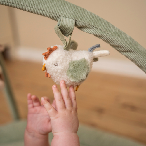 En baby rækker ud efter en blød høne på et lys grønt Little Dutch aktivitetstæppe.