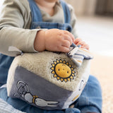 Aktivitetsterning til baby | Kanin blå - En baby leger med en farverig aktivitetsterning med sol og kaninmotiv.