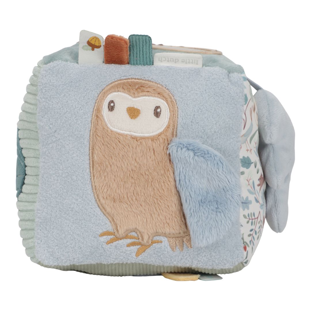 Aktivitetsterning til baby med uglemotiv og forskellige teksturer til sanseleg.