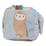 Aktivitetsterning til baby med uglemotiv og forskellige teksturer til sanseleg.