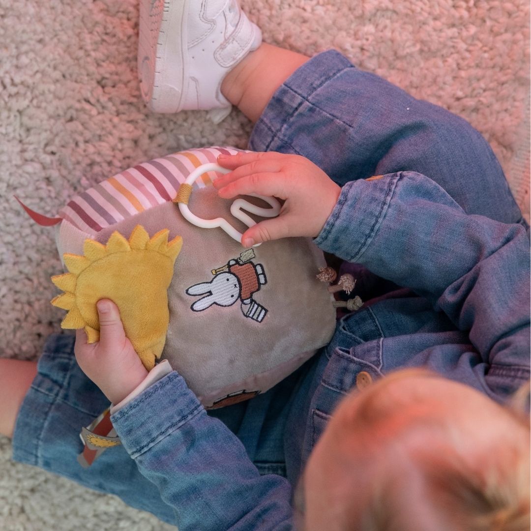 Aktivitetsterning til baby | Kanin rosa - baby udforsker den farverige terning med sjove motiver og sanseindtryk.