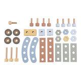 Dele, der følger med arbejdsbænk i træ fra Little Dutch, perfekt til rolle-og fantasileg for din lille håndværker, fås hos Nordic Simply 