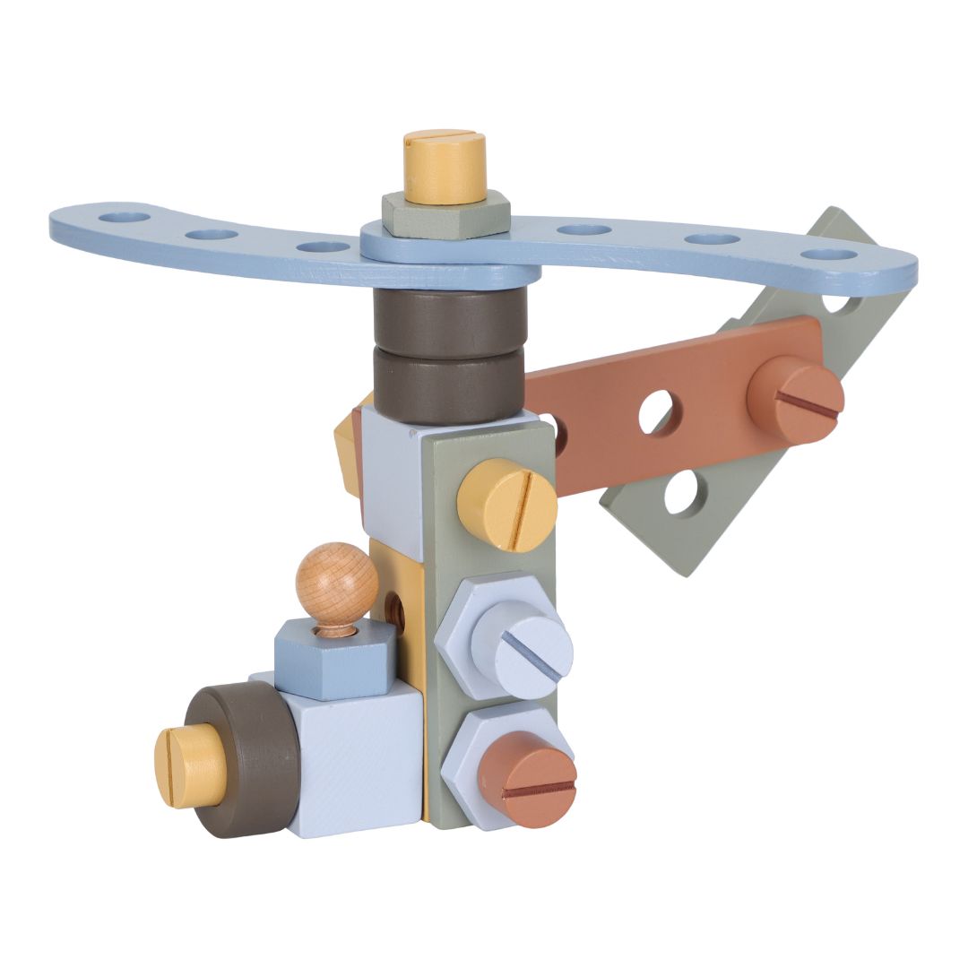 konstruktion, der ligner en helikopter, lavet med dele fra arbejdsbænk i træ fra Little Dutch, perfekt til rolle-og fantasileg for din lille håndværker, fås hos Nordic Simply 