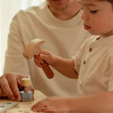 Barn slår med hammer, som følger med arbejdsbænk i træ fra Little Dutch, perfekt til rolle-og fantasileg for din lille håndværker, fås hos Nordic Simply 