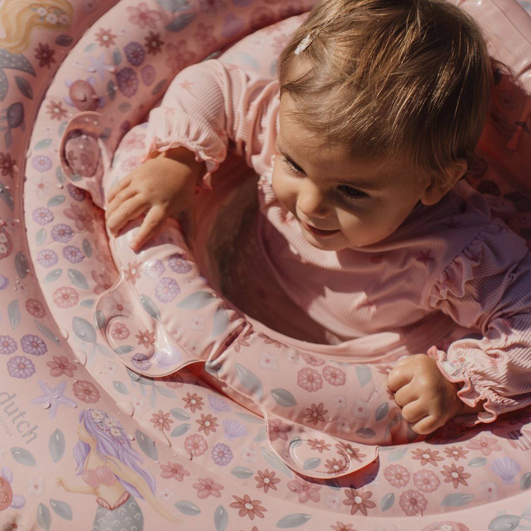 baby i rosa babybadering med havfruer og motiver af havets dyr. Perfekt babyflyder med fire kamre, rygstøtte og håndtag. Egnet fra 6-12 mdr.