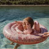 baby leger i pool i rosa babybadering med havfruer og motiver af havets dyr. Perfekt babyflyder med fire kamre, rygstøtte og håndtag. Egnet fra 6-12 mdr.
