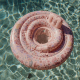 rosa babybadering, set oppefra i pool, med havfruer og motiver af havets dyr. Perfekt babyflyder med fire kamre, rygstøtte og håndtag. Egnet fra 6-12 mdr.