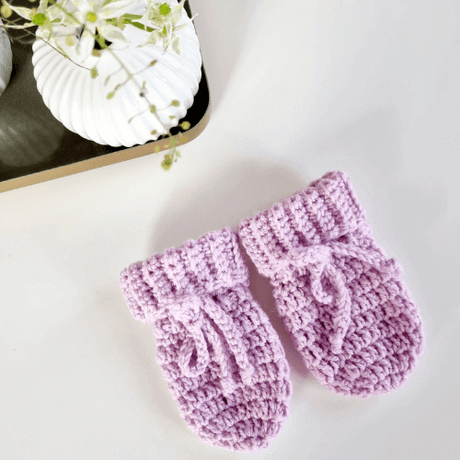 babyvanter strikket i rosa merinould hos nordicsimply