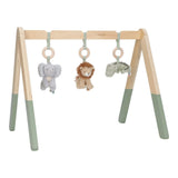 aktivitetsstativ til baby 0-6 måneder med safaridyr, babygym i træ med grønne ben og tre dyr at udforske: elefant, løve og krokodille. Fra Little Dutch.